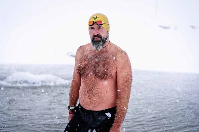 Josef Köberl in Schwimmausrüstung vor dem Eisbaden während Servus TVs „TM Wissen“ am Augstsee in Altausee, Steiermark, Österreich. – Bild: ServusTV /​ Valentin Blüml /​ Terra Mater Studios