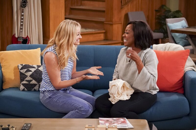 Gemma Johnson (Beth Behrs, l.); Tina Butler (Tichina Arnold, r.) – Bild: CBS Broadcasting, Inc. /​ Monty Brinton