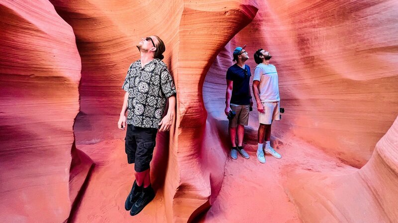 Auf ihrem Roadtrip mit dem Camper durch die USA bewundern Sarazar und seine Freunde auch die beeindruckenden Felsformationen des Antelope-Canyons in Arizona. – Bild: 3sat