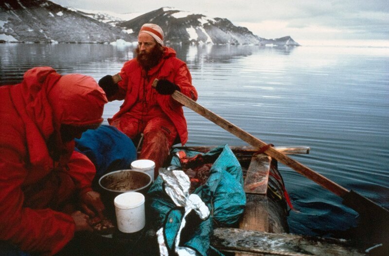 Während ihrer Reise retteten sich die drei Männer auf einem selbstgebauten Floß auf die andere Seite der Bucht in bewohntes Gebiet, um zu essen. – Bild: NDR/​Vidicom/​Peroni
