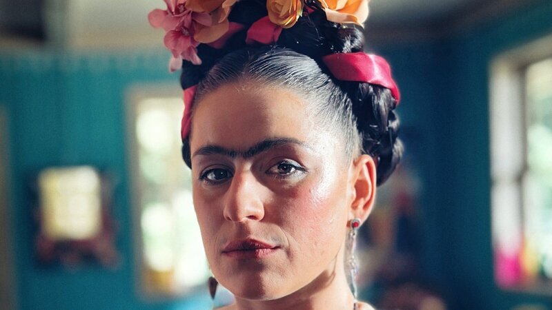 Frida Kahlo (Lou Strenger) gilt zurecht als bedeutendste Künstlerin Mexikos. „Sketch History“ enthüllt: Sie war außerdem ein Telenovela-Star! – Bild: ZDF und Erik Haffner