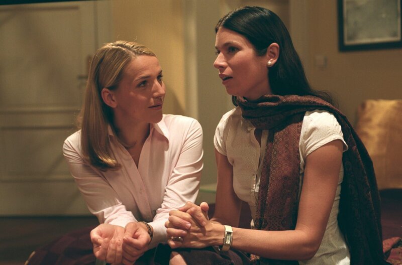 Judith (Elisabeth Sutterlüty, r.) bedauert Biancas (Tanja Wedhorn, l.) Entscheidung, wegzugehen. – Bild: ZDF und Britta Krehl