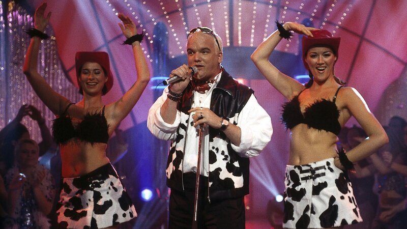 DJ Ötzi und seine Tänzerinnen bringen das Studio zum Kochen. – Bild: ZDF und Jürgen Detmers