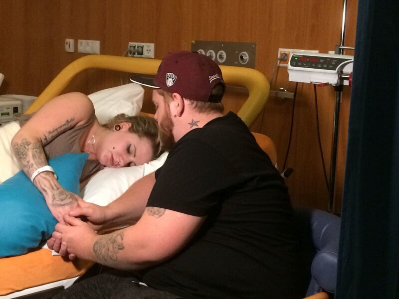 Auch bei Kristin (l.) und Matthias (r.), die beide selbst noch fast Kinder sind, geht es immer noch ums Windel-Wechseln und Fläschchen-Wärmen ... – Bild: ATV