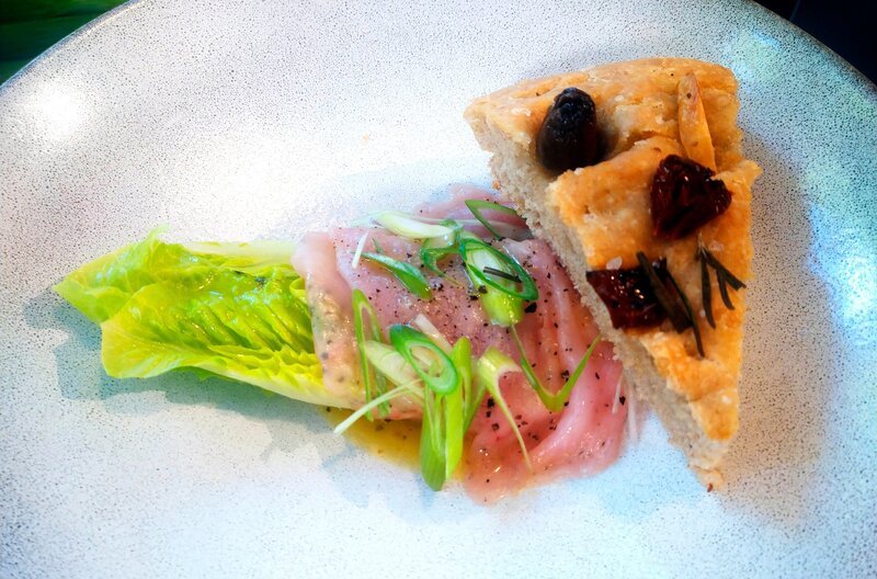 Kaninchencarpaccio von Ali Güngörmüs bei Kochs anders in Hemfurth am Edersee. – Bild: HR/​Sabine Guth