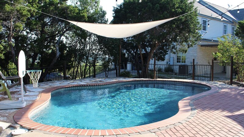 A clean wide of the pool at house 3 in episode 201, as seen on HGTV’s House Hunters Family – Bild: 2018, Scripps Networks, LLC. All Rights Reserved.