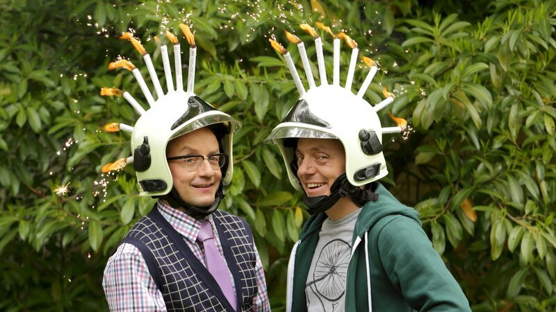 Bernhard Hoëcker und Wigald Boning in „Nicht Nachmachen!“. – Bild: ZDF und Michael Böhme