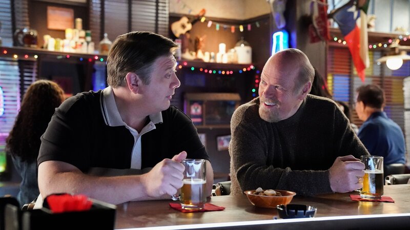 George Cooper sen. (Lance Barber, l.); Mr. Anderson (Andy Umberger, r.) – Bild: Warner Bros. Entertainment Inc. /​ Bill Inoshita