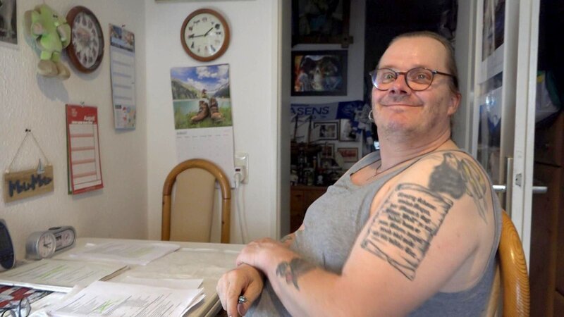 In Pirmasens hat sich der damals 52-jährige Jens durch den harten Alltag mit seinem Leben am Existenzminimum durchgeschlagen. Heute hat der ehemalige LKW-Fahrer und Lagerist einen komplett anderen Weg eingeschlagen. – Bild: RTLZWEI