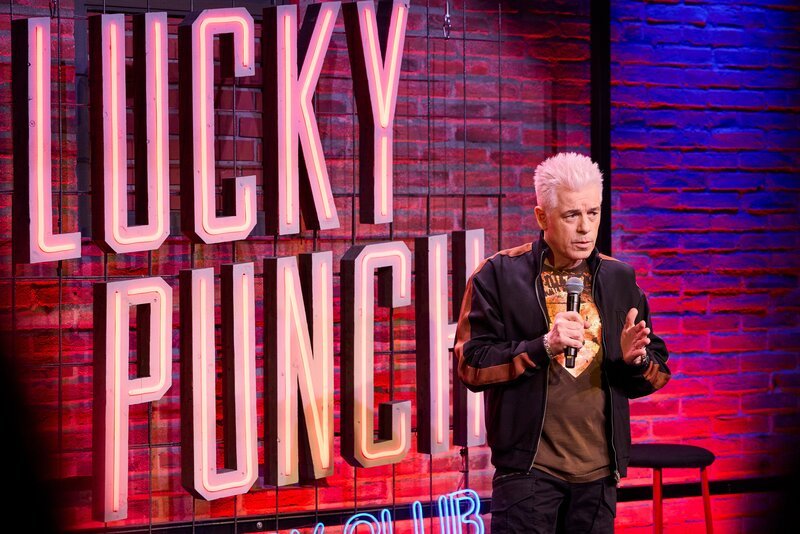 Michael Mittermeier hat mit dem „Lucky Punch Comedy Club“ in München einen Szenetreff des Humors geschaffen. Als Gastgeber lädt er dorthin sowohl etablierte Comedy-Stars als auch vielversprechende Nachwuchstalente ein, die mit ihren Stand-ups gemeinsam das Publikum mitreißen. – Bild: Martina Bogdahn /​ Yo Man media productions GmbH