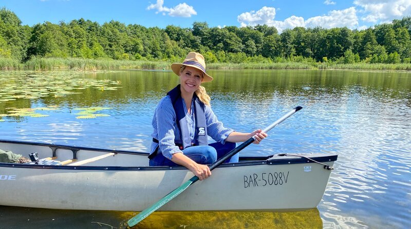 Viel Wasser, viel Grün, viel Ruhe – auf ihrer Reise rund um die Mecklenburgische Seenplatte spürt Judith Rakers, wie viel Kraft in der Natur liegt und wie Entschleunigung funktioniert. – Bild: WDR/​Bavaria