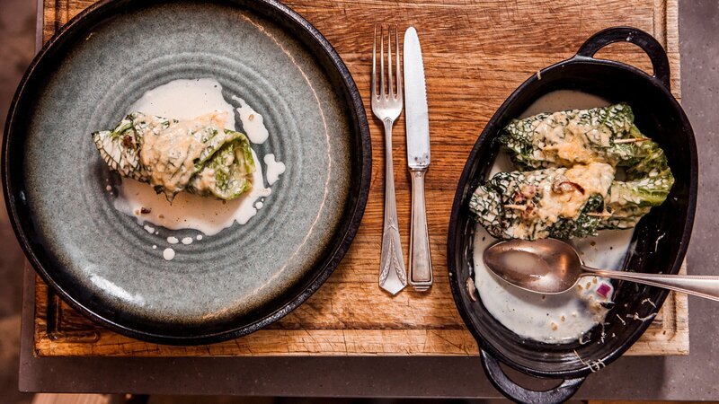 Die Roulade interpretiert Vroni vegetarisch: Als Krautwickerl, gefüllt mit nussigem, fränkischem Grünkern, mit Käse überbacken und serviert mit einer sahnigen Soße. – Bild: 3sat