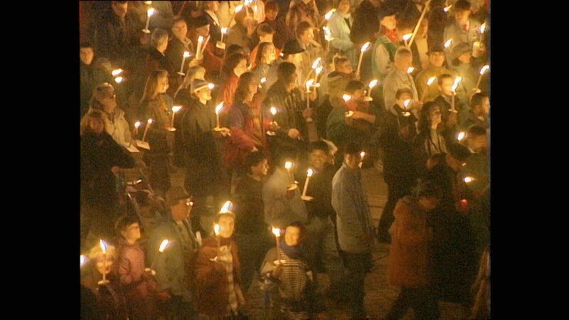 Lichtermeer 1993 – Demonstration gegen Fremdenfeindlichkeit. – Bild: ORF/​Neuland Film