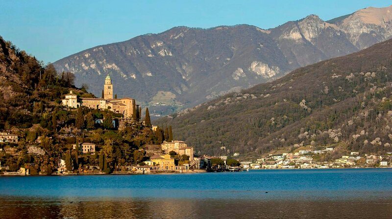 Goldenes Abendlicht lässt die Kirche von Morcote am Luganer See aufleuchten. – Bild: phoenix/​ZDF/​3sat