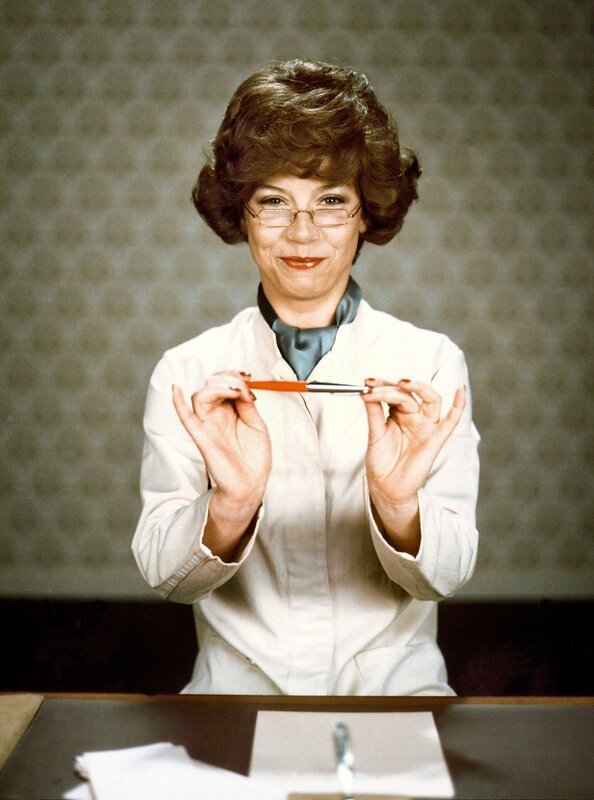 Evelyn Hamann preist den neuen Füllhalter „Tintenboy“ an. – Bild: SWR/​Radio Bremen