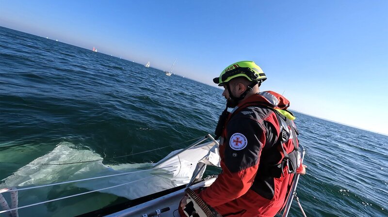 Seenotretter der DGzRS-Station Travemünde sichern einen gebrochenen Mast, nach einer Kollision. – Bild: NDR/​ Kinescope Film