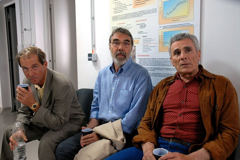 Zoodirektor Dr. Fährmann, Prof. Baumgart und Zirkusdirektor König warten auf den Ausgang der Nierentransplantation. – Bild: BR/​ARD/​Christa Köfer