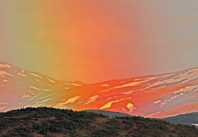 Zauberhafte Tundra: Bis weit in den Sommer hinein liegt Norwegens Fjell-Landschaft unter Schnee. – Bild: NDR/​Nautilusfilm/​NDR Naturfilm