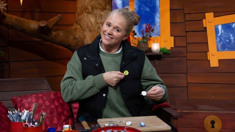 Singa bastelt aus Kronkorken Buttons. Als sie vom Bildergucken wiederkommt, sind die Buttons fertig gebastelt. Da können nur die Wichtel hinterstecken! – Bild: KiKA