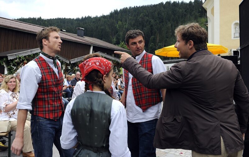 Der Festivalassistent will Hans (Heiko Ruprecht, l.) nicht auf die Bühne lassen – er ist betrunken. (Mitte: Hans Sigl). – Bild: ZDF und Thomas R. Schumann