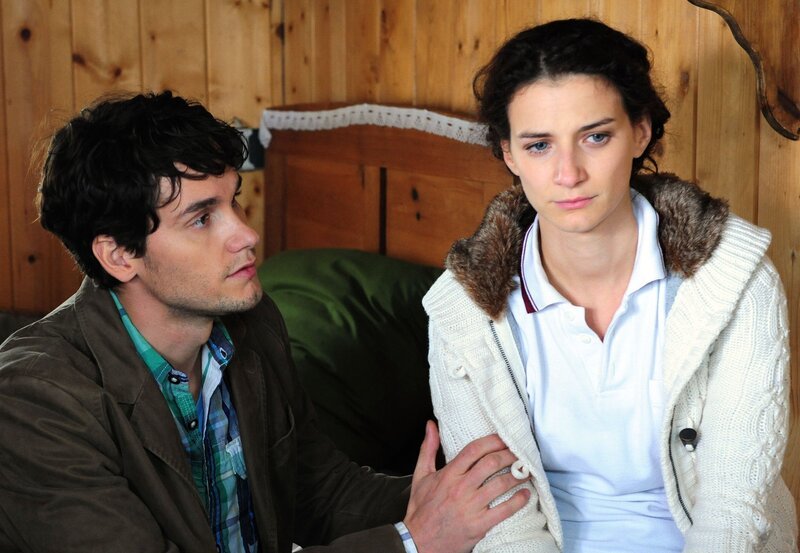 Peter (Daniel Fünffrock, l.) trennt sich von Elena (Lili Gesler, r.). – Bild: ARD/​Ann Paur