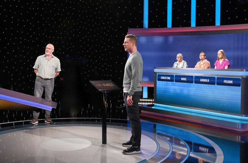 Moderator Alexander Bommes (M.) mit den Kandidaten: Frank Trodtfeld (l.), Christine Kruse (3.v.r.), Mika Madey (2.v.r.) und Annika Öynhausen (r.). – Bild: ARD/​Uwe Ernst