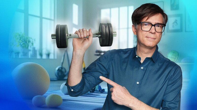 Wie halten uns starke Muskeln jung – und warum schützt Muskelkraft unsere Gesundheit im Alter? Selbst die WHO rät: zwei Einheiten Krafttraining pro Woche, auch für Senioren. Quarks zeigt einfache Wege, Muskeln zu stärken – mit Übungen, die überall funktionieren. Schon kleine Übungen zeigen Wirkung, in jedem Alter. Ralph Caspers erklärt, warum gezieltes Muskeltraining das Immunsystem stärken, den Blutdruck senken und sogar das Krebsrisiko mindern kann. – Bild: HR/​WDR/​Tilman Schenk/​KI