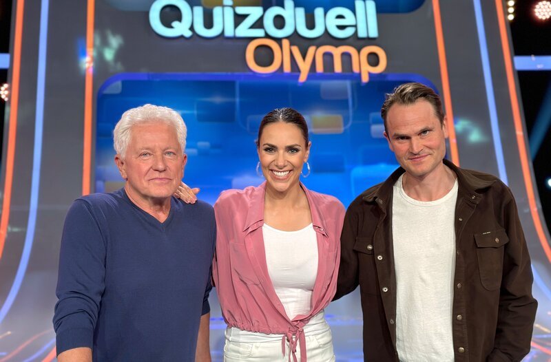 Moderatorin Esther Sedlaczek mit den Kandidaten des Teams „Tatort“: Miroslav Nemec und Fabian Hinrichs. – Bild: ARD/ITV Studios Moderatorin Esther Sedlaczek mit den Kandidaten des Teams „Tatort“: Miroslav Nemec und Fabian Hinrichs. – Bild: ARD/ITV Studios