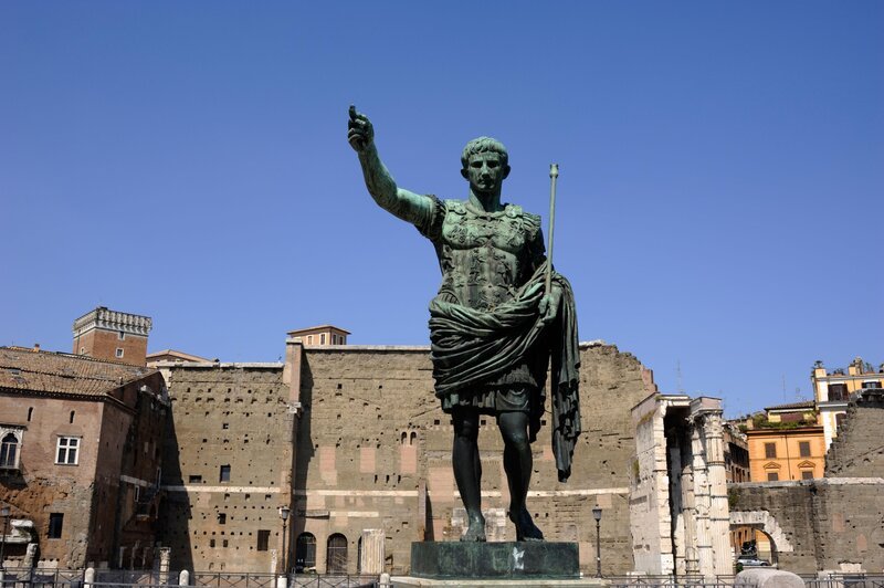 Italien, Rom: Statue des römischen Kaisers Julius Caesar Augustus und Forum des Augustus. – Bild: RTL /​ Shark Teeth Films Ltd. /​ Die verschwundenen Seiten der Teufelsbibel