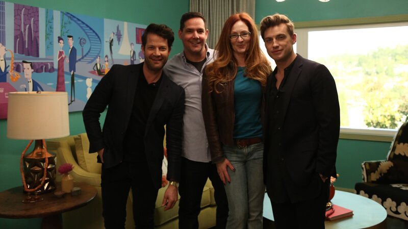 Nate Berkus, Troy Finsand, Sherry Finsand and Jeremiah Brent pose in the renovated living room. – Bild: Discovery Communications