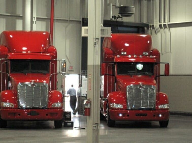 Two Peterbilt Model 387’s on display. – Bild: National Geographic Channel