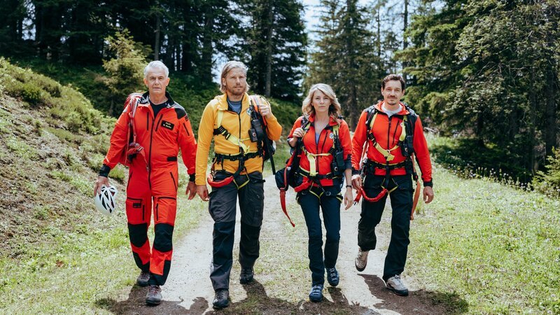 Die Bergretter Markus (Sebastian Ströbel, 2.v.l.), Katharina (Luise Bähr), Tobi (Markus Brandl, r.) und Michi (Robert Lohr, l.). – Bild: ORF/​ZDF/​Sabine Finger