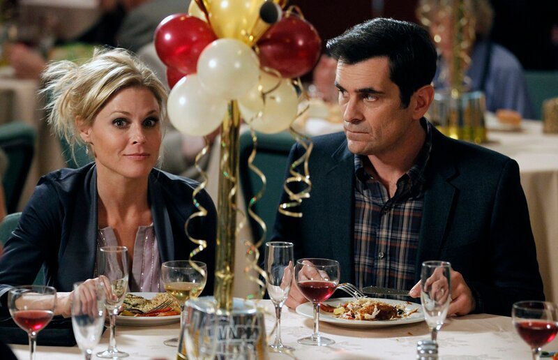 L-R: Claire Dunphy (Julie Bowen), Phil Dunphy (Ty Burrell) – Bild: ViacomCBS /​ Hopper Stone