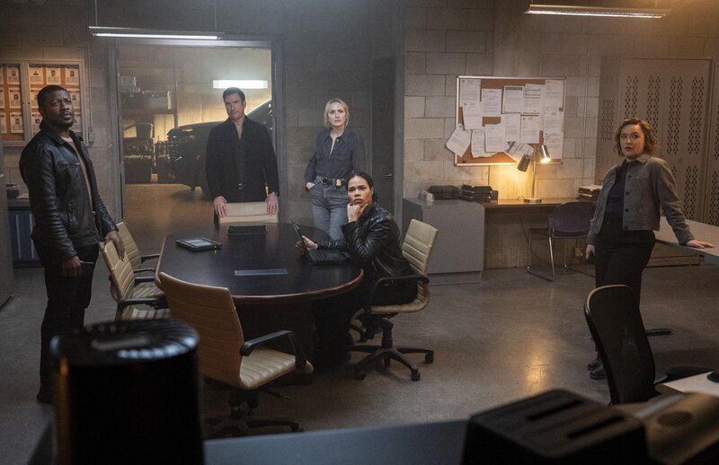 L-R: Edwin Hodge als Special Agent Ray Cannon, Dylan McDermott als Supervisory Special Agent Remy Scott, Shantel VanSanten als Special Agent Nina Chase, Roxy Sternberg als Special Agent Sheryll Barnes, Keisha Castle-Hughes als Special Agent Hana Gibson – Bild: CBS Broadcasting, Inc. /​ Mark Schafer