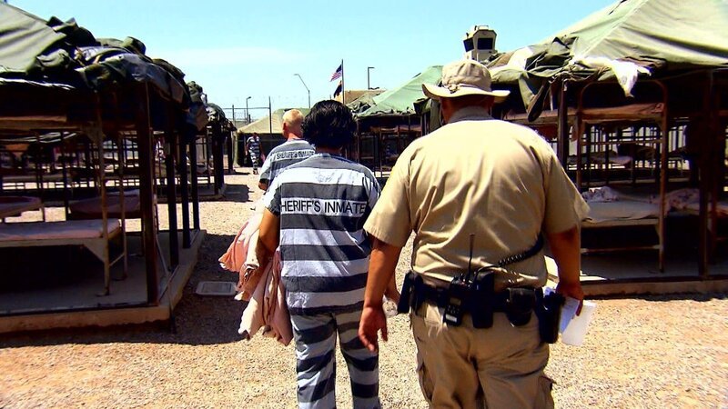 Im „Tent City Jail“ sind die Gefangenen in Zelten untergebracht – in sengender Wüstenhitze. – Bild: ZDF und Florian Fiedler for Maximus Film GmbH./​Florian Fiedler for Maximus Film