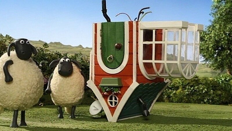 Die neue Hütte für Bitzer ist da. Aber irgendetwas stimmt hier nicht. – Bild: WDR/​Aardman Animation Ltd./​BBC