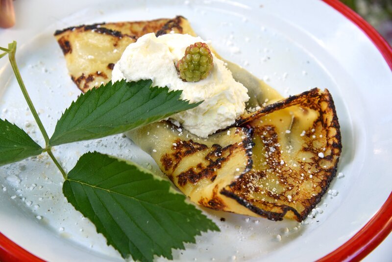 Eierkuchen von Nastasia Kaminski im „Alten Handelshaus“ in Plauen (Sachsen), gefüllt mit Himbeermarmelade. – Bild: ZDF und ORF/​Produktion West