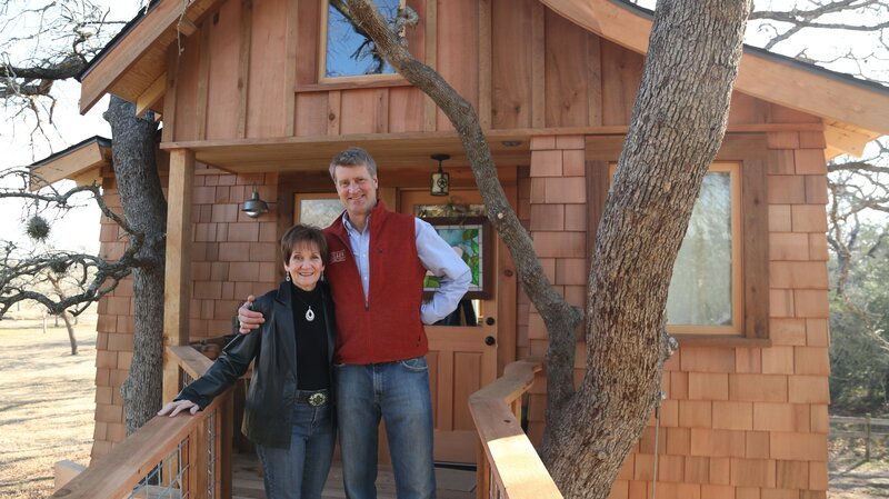 A couple standing at the treehouse entrance. – Bild: Animal Planet /​ Discovery Communications