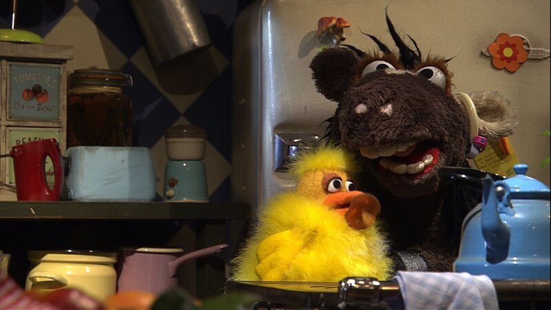 Pferd versucht alles, um das kleine Küken zu versorgen und zu bespaßen, aber eine Mama zu sein, kann auch ganz schön anstrengend sein. – Bild: NDR/​Sesame Workshop