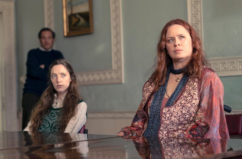 Es soll über die Zukunft des Sanatoriums abgestimmt warden. (v. l. n. r. Bertie Carval, Mirren Mack, Shannon Murray) – Bild: WDR/​New Pictures & A3MI