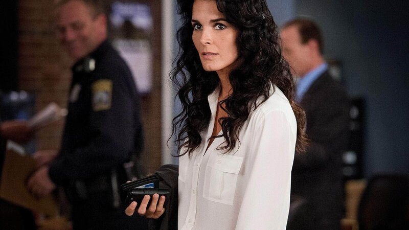 Jane Rizzoli (Angie Harmon) ermittelt in einem Fall, in den ein bekannter Drogenbaron verwickelt ist. Kurz vor Beginn des Prozesses gegen ihn wird ein wichtiger Zeuge umgebracht … – Bild: TVNOW /​ Warner Bros. International Television