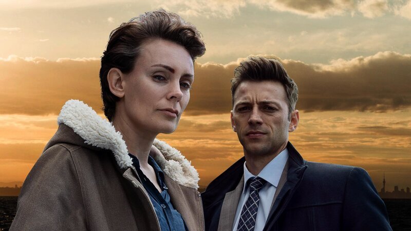 Detective Senior Sergeant Jessica Savage (Kate Elliott) und ihr Kollege Detective Sergeant Justin Harding (Ido Drent) stehen in Neuseeland vor einem Rätsel: Aus dem Nichts taucht ein Junge auf, der vor fünf Jahren verschwunden war. Hat sein Entführer noch weitere Kinder in seiner Gewalt? – Bild: ZDF und The Gulf Productions Ltd.