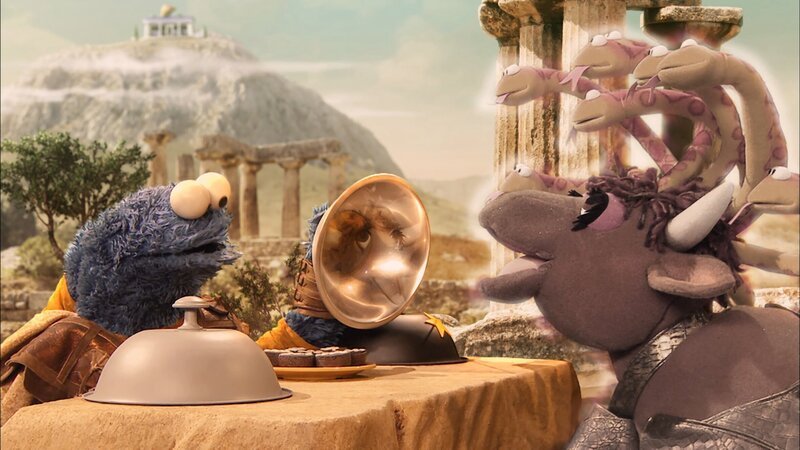 Krümelmonster (l.) in der Sesamstraßen-Parodie von „Kampf der Titanen“. – Bild: NDR/​Sesame Workshop