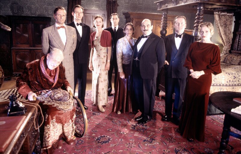 L-R: Simeon Lee (Vernon Dobtcheff), Harry Lee (Brian Gwaspari), Alfred Lee (Simon Roberts), Lydia (Catherine Rabett), Horbury (Ayub Khan-Din), Pilar Estrabados (Sasha Behar), Hercule Poirot (David Suchet), George, M.P. (Eric Carte), Magdalene (Andrée Bernard). – Bild: ORF III