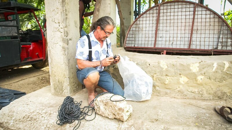 Heino Dahmen in front of well. Preparations. Scene 3 – Bild: Warner Bros. Discovery, Inc. or its subsidiaries and affiliates