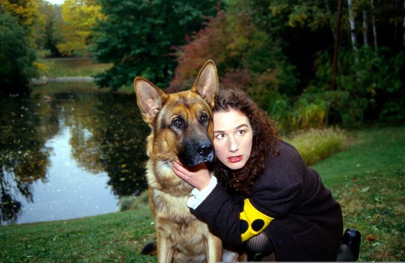 Die blinde Telefonistin Brigitte Heinrich (Maria von Blumencron) schwebt in Lebensgefahr. Rex gibt sein Bestes, um sie zu beschützen. – Bild: SAT.1 /​ Ali Schafler