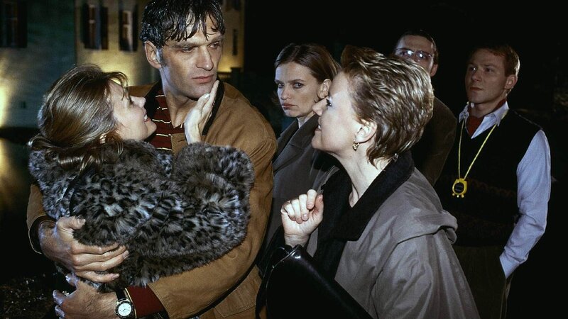 Nikola (Mariele Millowitsch, r.) ertappt Schmidt (Walter Sittler, 2.v.l.) und seine Ex-Frau Ivonne (Roswitha Schreiner, l.) in eindeutiger Pose. – Bild: MG RTL D