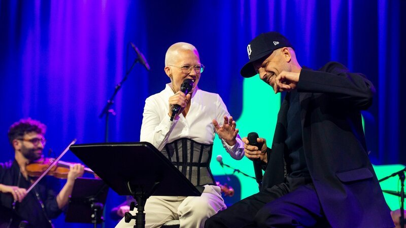 SRF 3 Showcase  Stefanie Heinzmann und Miki’s Takeover! Ensemble Stefanie Heinzmann und Rapper Stress – Bild: SRF/​Noëlle Guidon