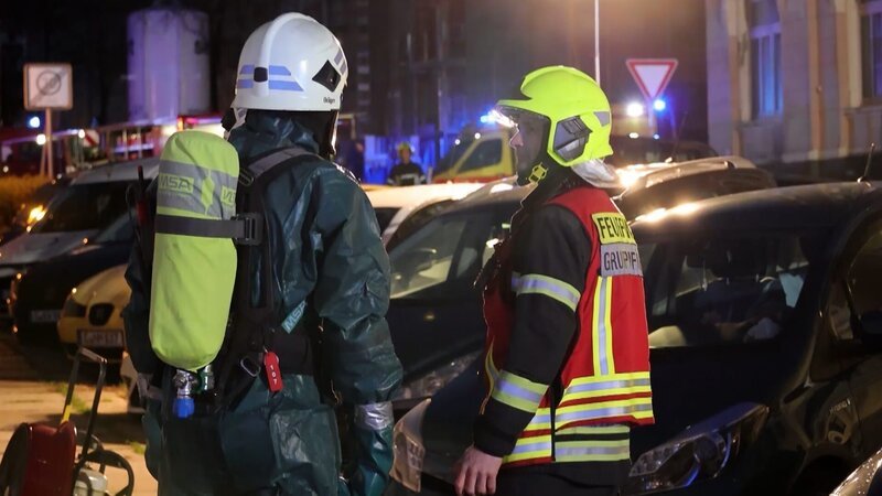 Lebensretter eilen zu einer Unfallstelle in Hagen. – Bild: Warner Bros. Discovery