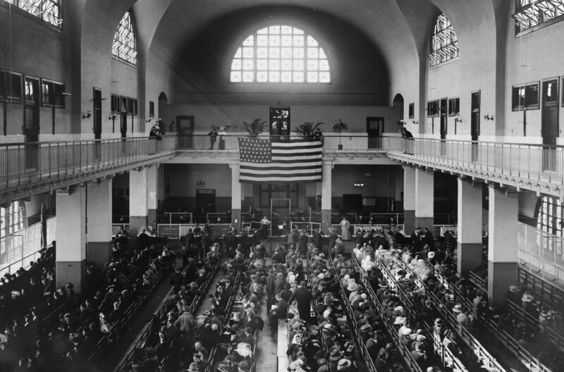 Zwischen 1870 und 1914 kommen fast 25 Millionen Menschen, hauptsächlich aus Süd- und Osteuropa, in die USA. Ihre überwältigende Zahl löst eine Gegenreaktion aus. – Bild: NYPL